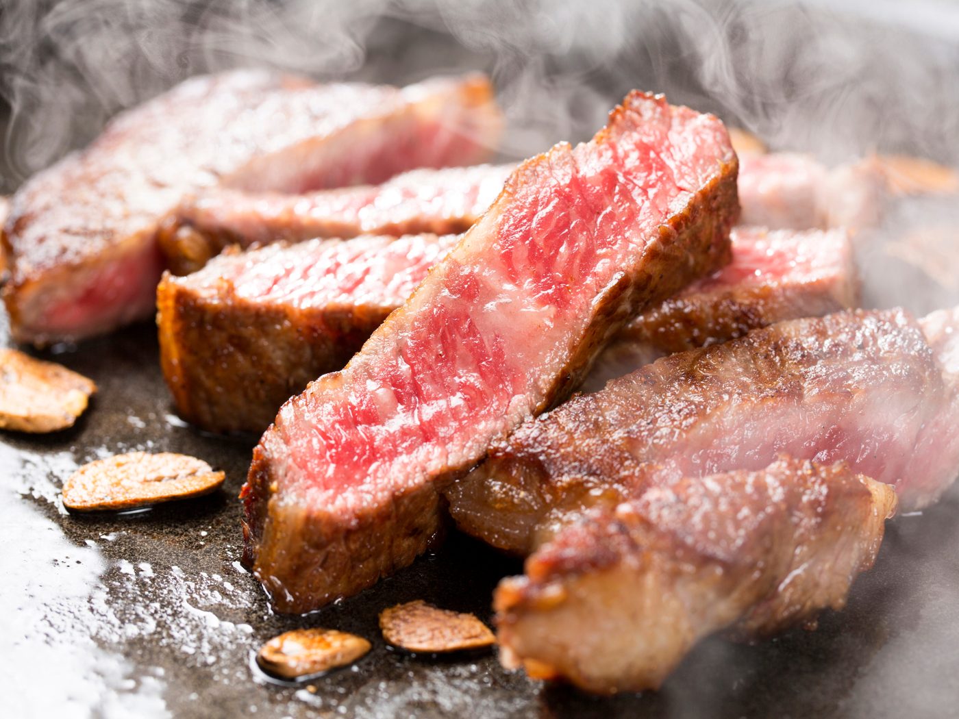 Aufgeschnittenes Wagyu-Steak mit feiner Marmorierung – Stimmungsmotiv